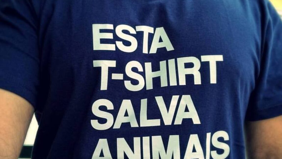 Esta T-Shirt Salva Animais já está por todo o lado